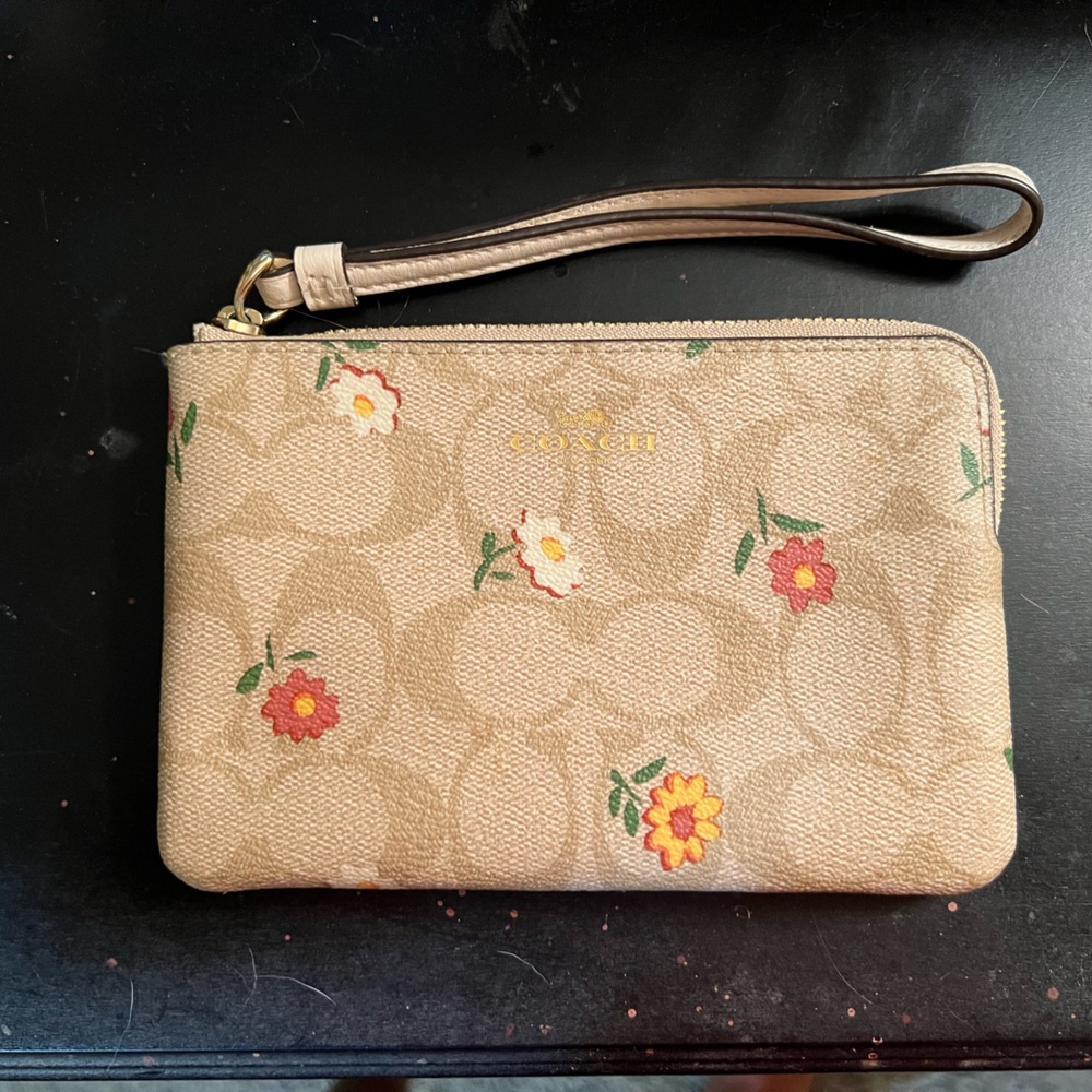 Coach Corner Zip Wristlet In Signature Canvas With Nostalgic Ditsy Print